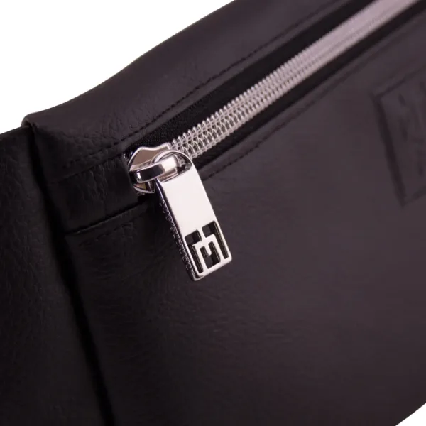 belt bag frontside manufabo M zipper in black jpg
