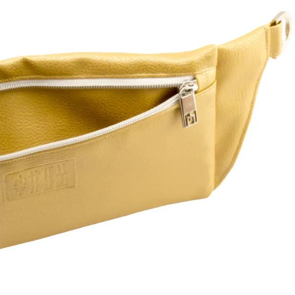 belt bag frontside opened up with manufabo M zipper in metallic gold jpg