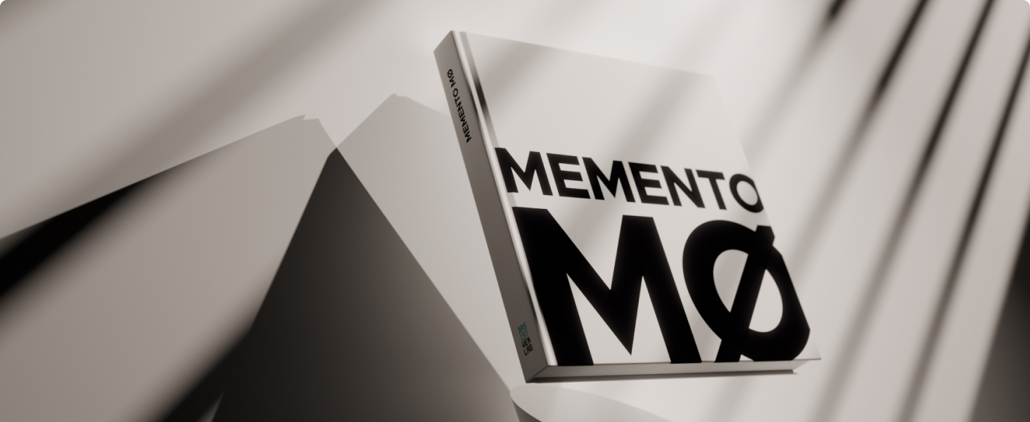 MEMENTO Gästebuch liegend im Streiflicht