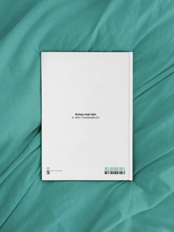 Freundebuch Rueckseite Schau mal rein in dein Poesiealbum der Freundschaft auf Bett portrait